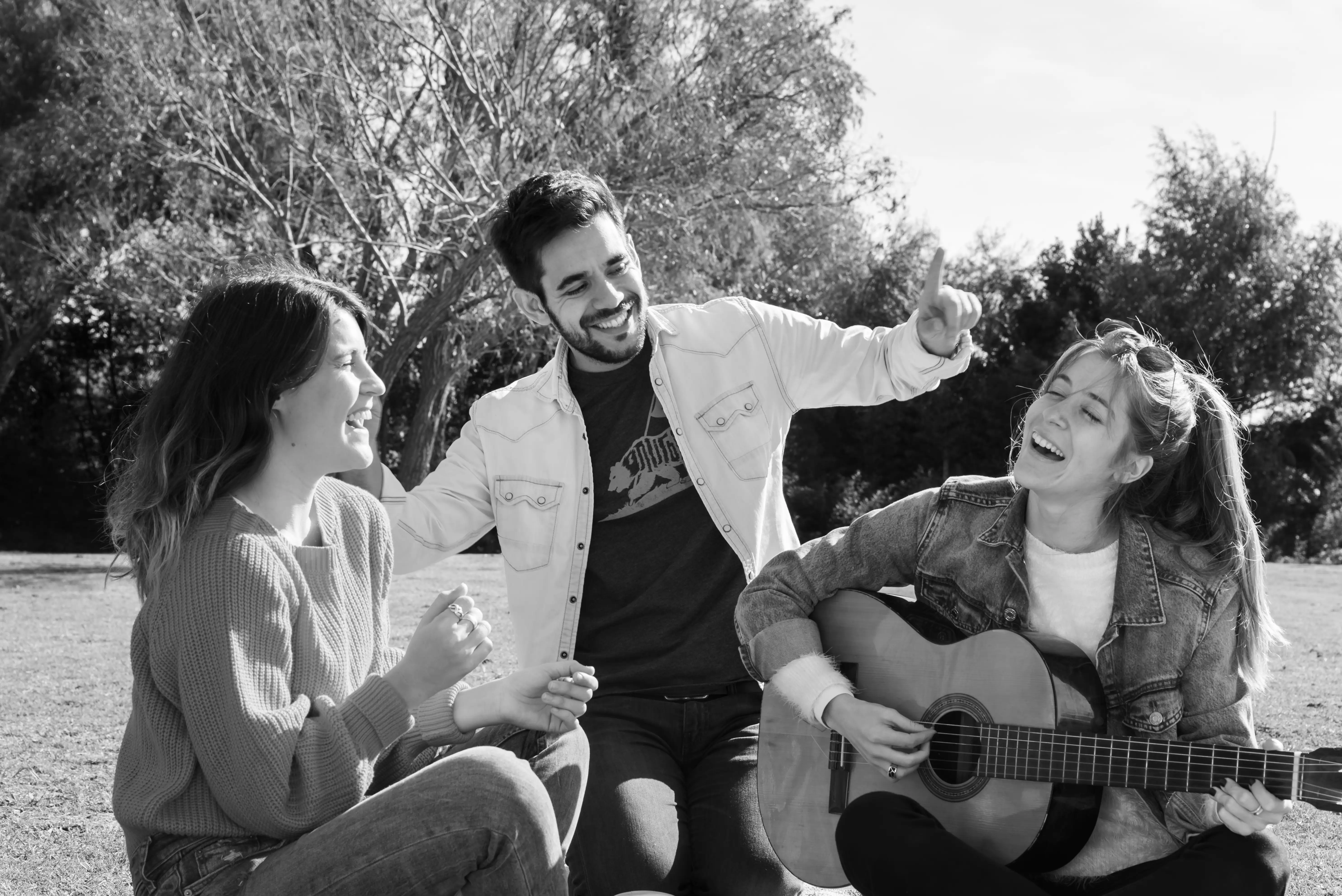 Jóvenes tocando guitarra al aire libre