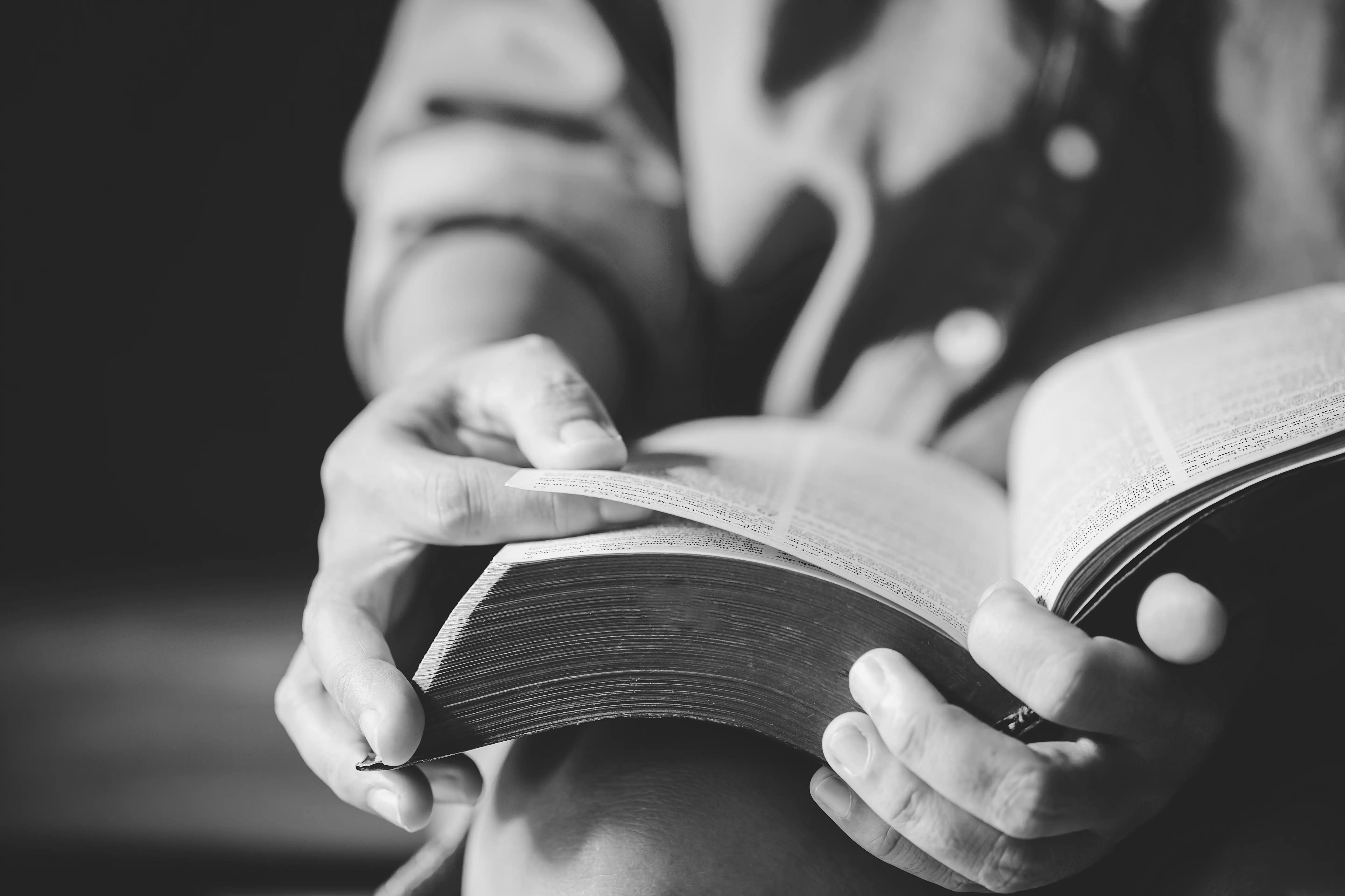 Persona leyendo la Biblia