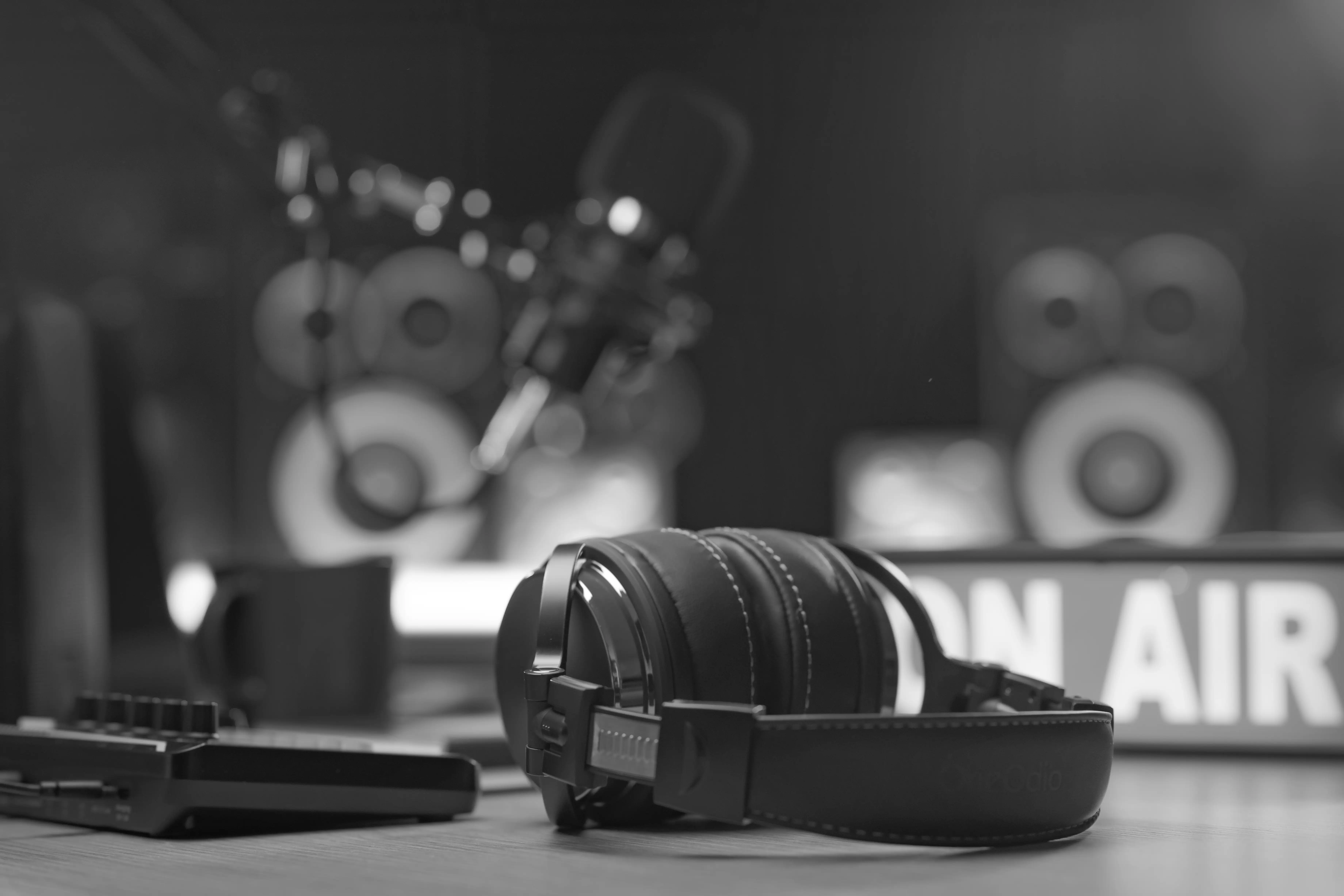 Estudio de radio con cartel ON AIR y auriculares