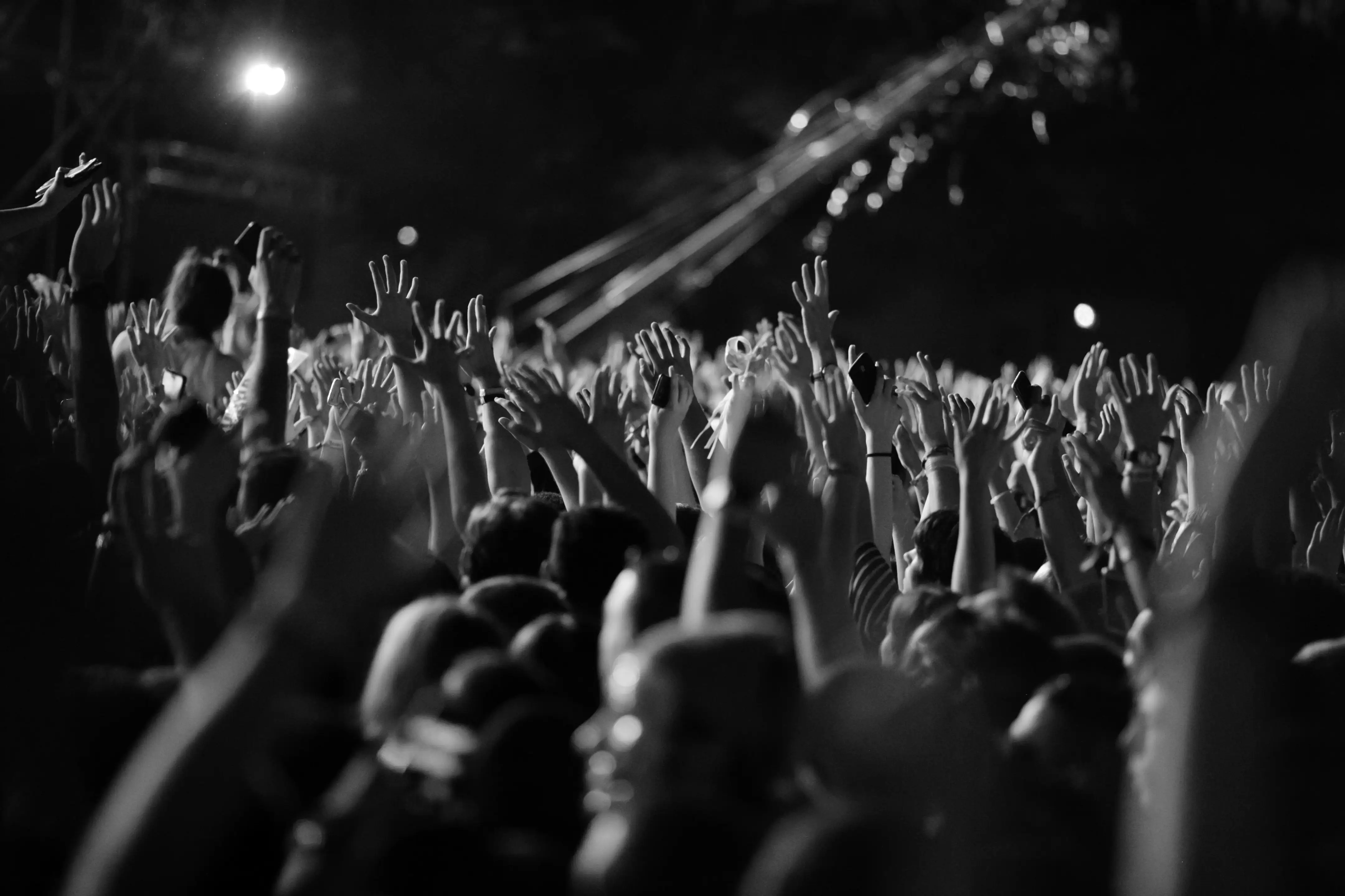 Multitud en un concierto con las manos levantadas